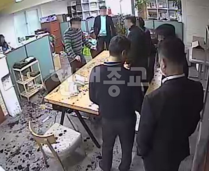 현대종교 사무실, 4인조 남성 습격해 ‘테러’